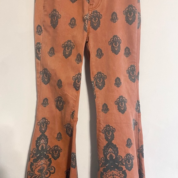 NEW RARE Free People Just Float On Printed Flare Jeans Size 25 Rust Combo - Picture 3 of 16